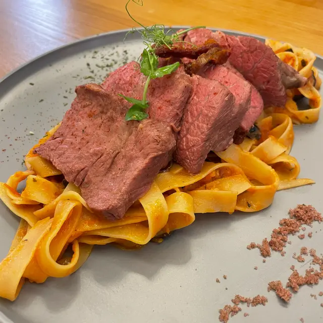 慢煮安格斯牛肩肉蕃茄黑欖闊條麵