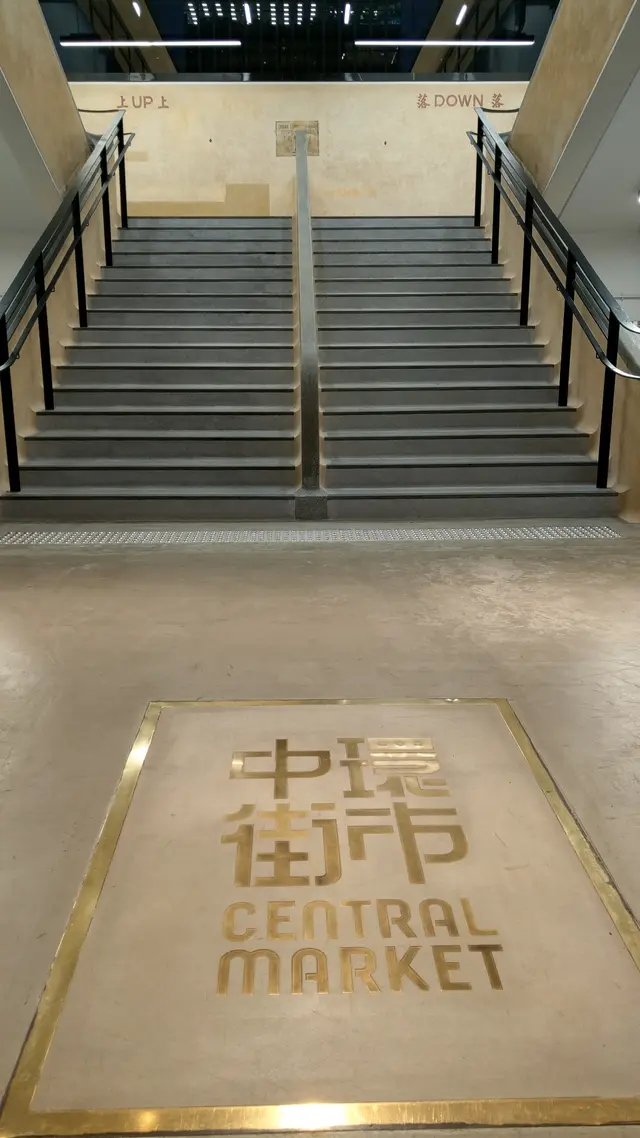 樓梯一邊上，一邊落嘅設計