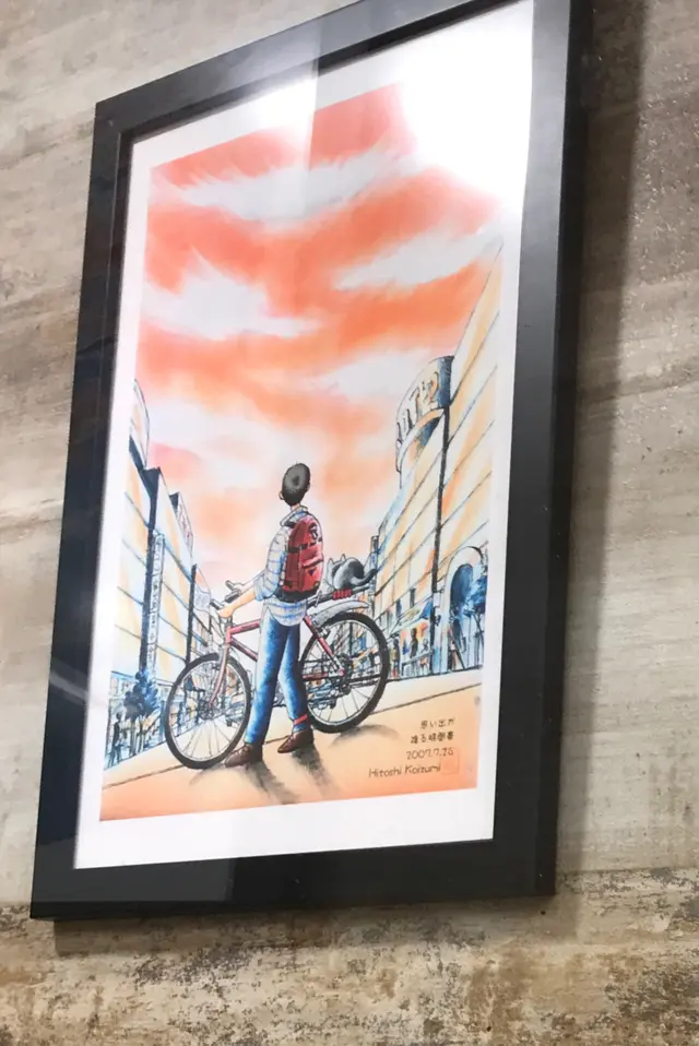 牆上掛畫都幾靚，角落個名好似寫住Hitoshi Koizumi 