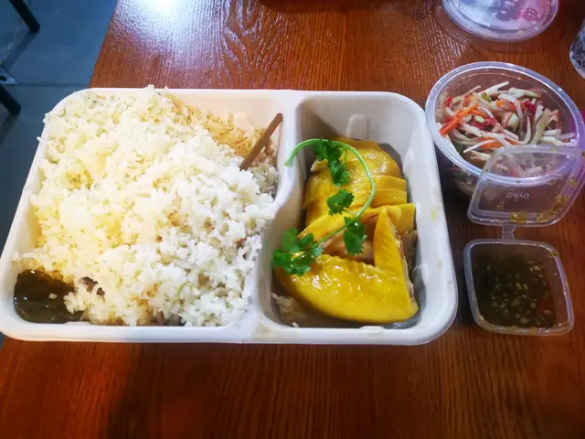 雞肉相當嫩滑，而且更是去骨的，性價比高得不得了