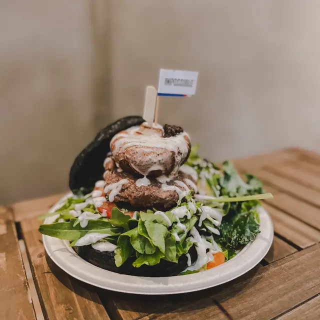 黑松露醬大啡菇芝士牛堡配牛油果沙律
