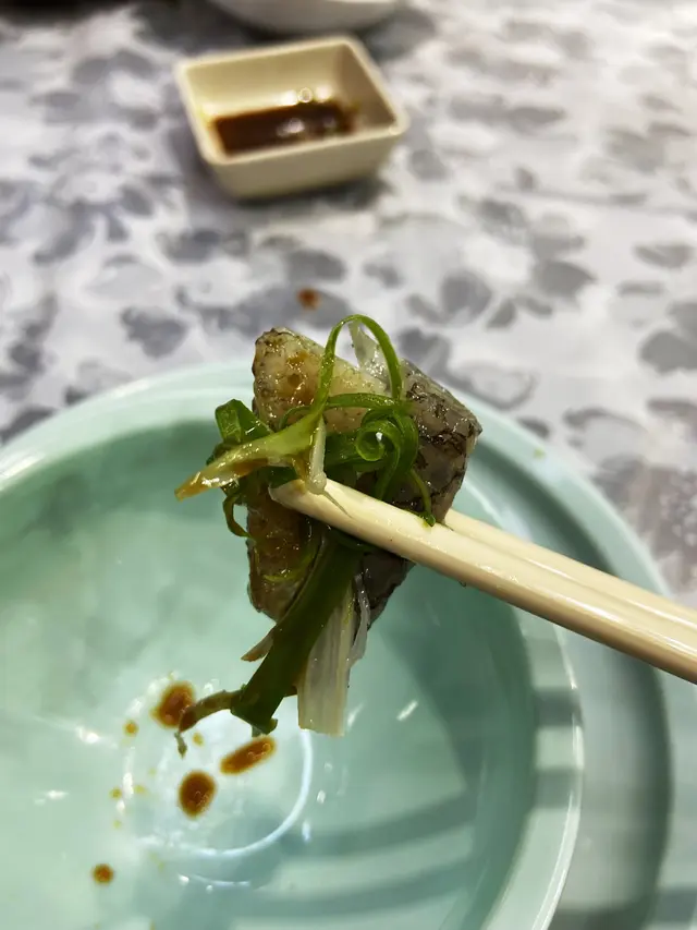 配搭蔥同芥末豉油，真係好正