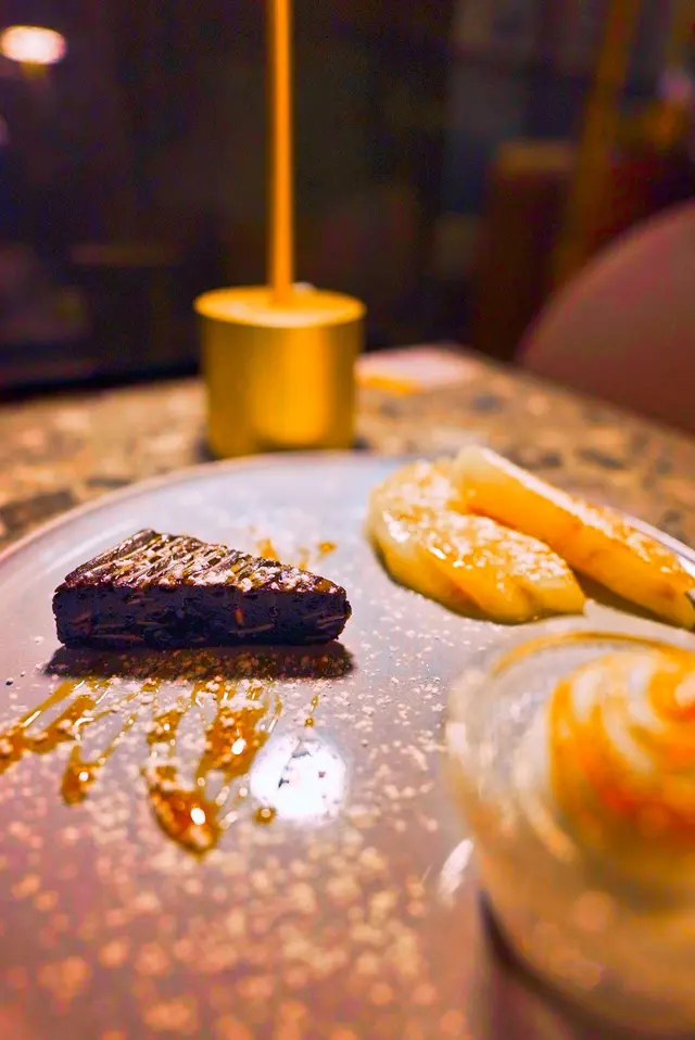 慢煮菠蘿、咸焦糖朱古力布朗尼、意大利雪糕