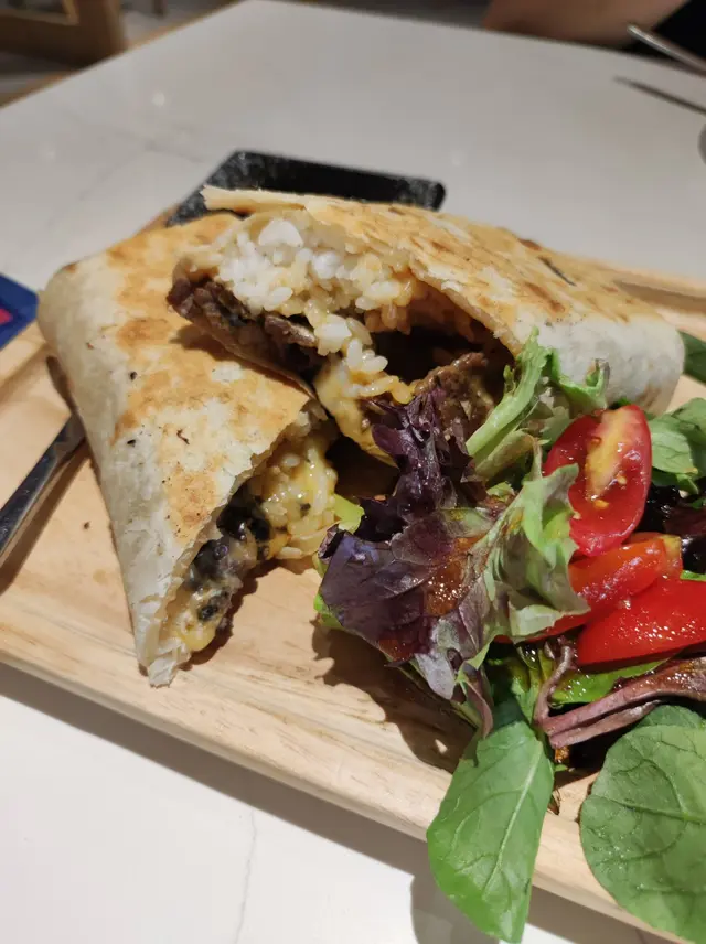 燒和牛墨西哥卷拼沙律