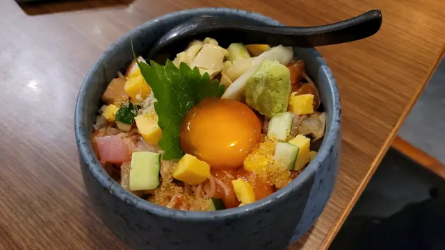 花錦魚生丼