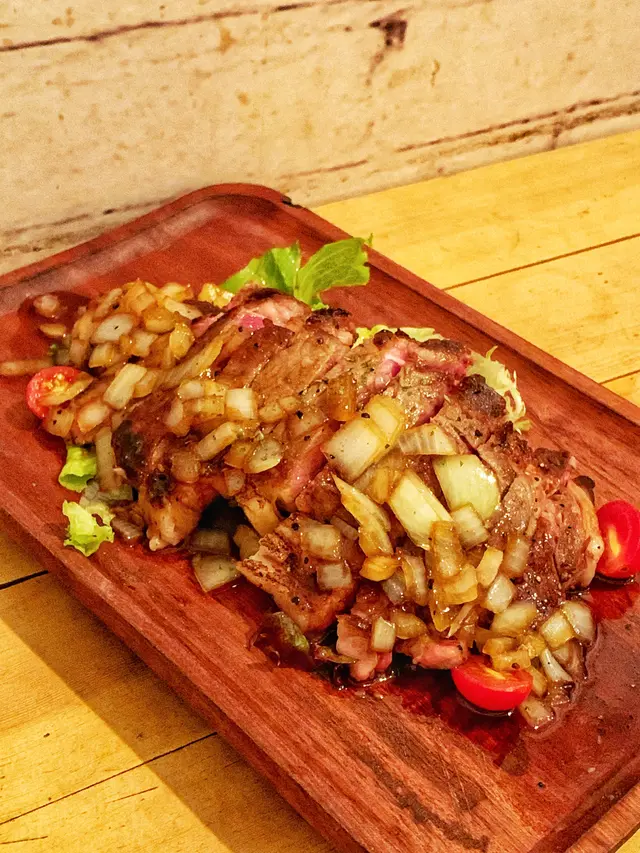 安格斯肉眼扒 伴 沙律配自家制洋蔥汁
