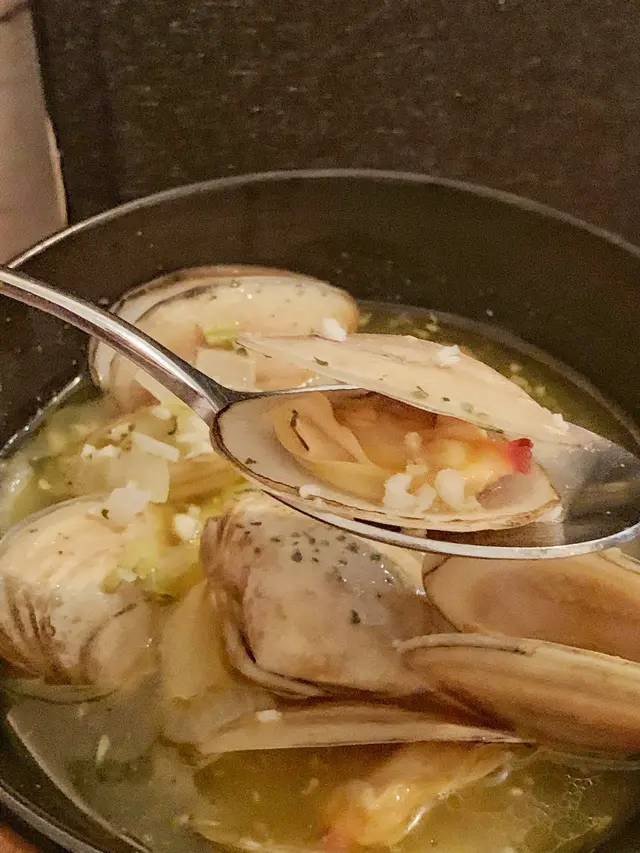 清酒蒜蓉煮活蜆湯