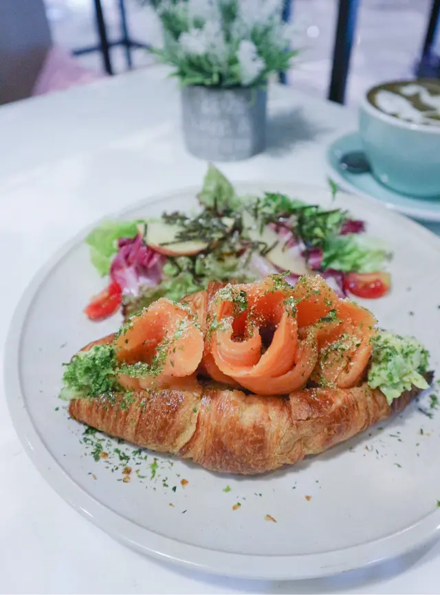 煙三文魚牛油果醬牛角包