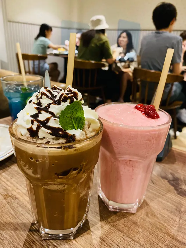 薄荷朱古力咖啡碎冰  &  士多啤梨乳酪碎冰