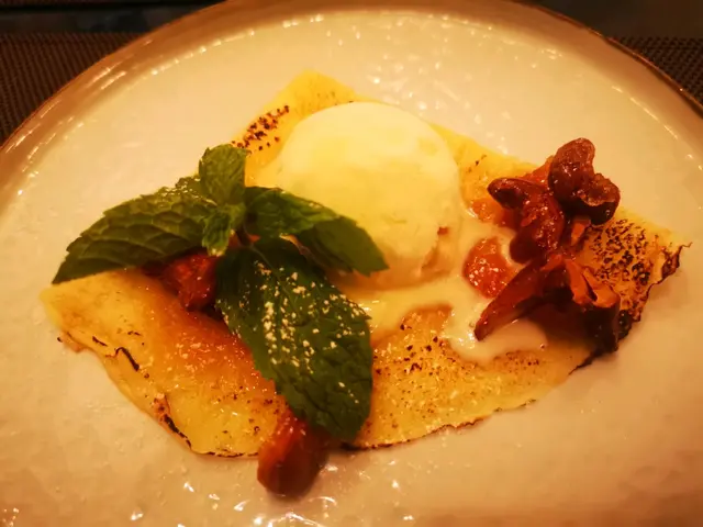 焦糖班戟十分香及脆口，配合甜美的蜜糖脆脆雪糕