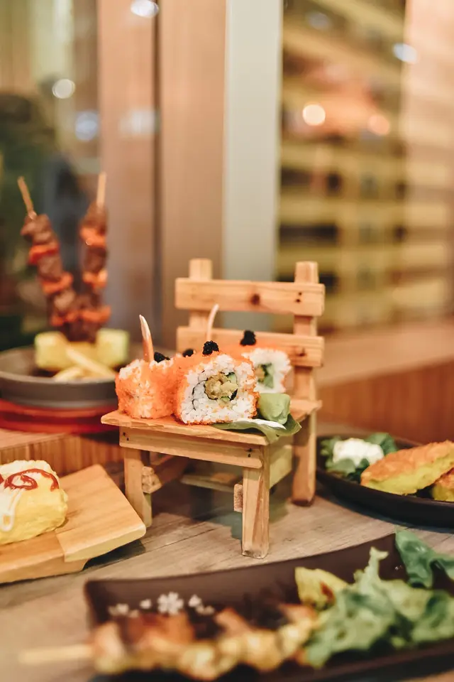 卷物放喺小型木椅上,好可愛~,卷物夾住炸蟹鉗,牛油果,好特別~