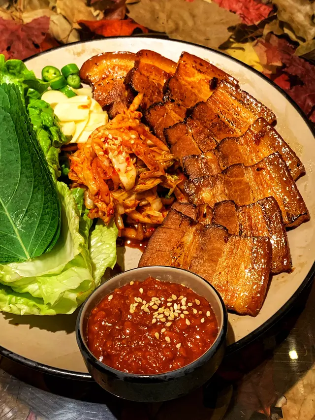 燒醬油黑毛豬白切肉配大醬生菜
