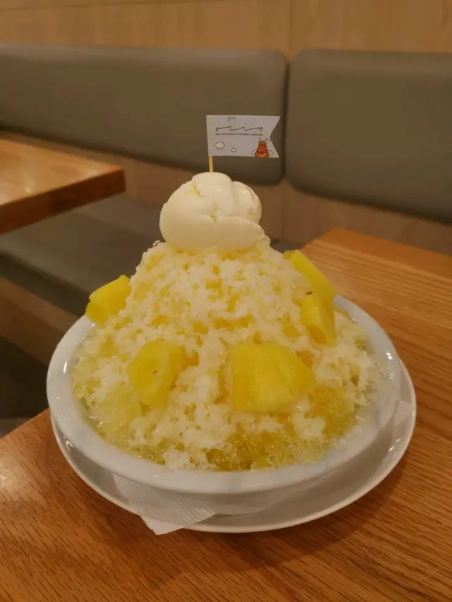 菠蘿刨冰配雲呢拿雪糕