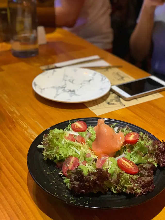 牛油果醬煙三文魚沙律