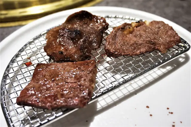 精選牛肋肉、牛舌、牛肩胛肉