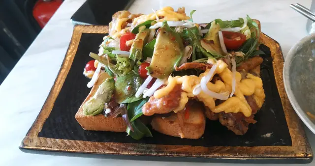 軟殼蟹三文治，酸菜，牛油果，沙律菜，鹹蛋黃沙律醬