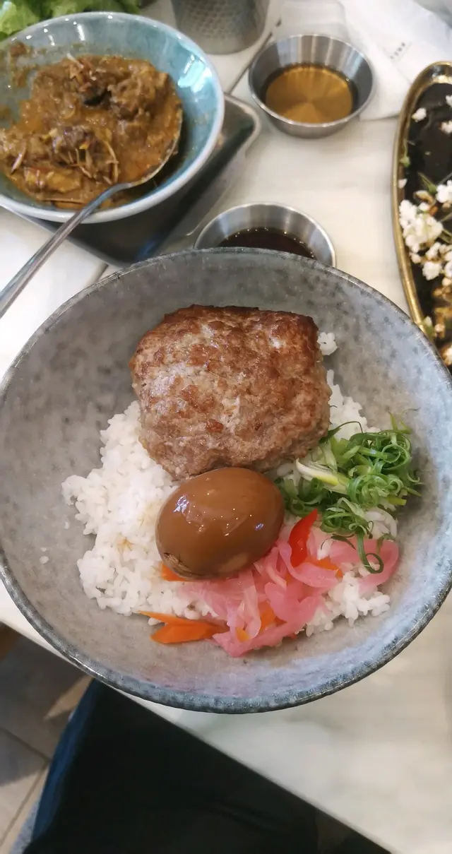 肉餅糖心蛋配珍珠米