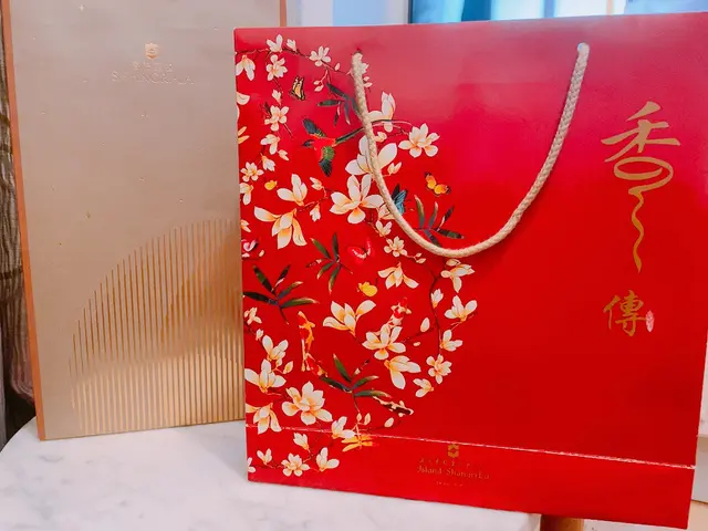 左邊係開頭個職員打算拎4盒比我,我即時話我唔係訂呢個包裝款係右邊o個個,佢至不情不願咁換比我,我見其中一個盒仲要係花花地!好唔開心