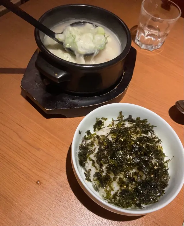 奶味較出,牛骨味唔明顯。入面有麵線及兩塊牛肉。好普通,如果食過韓國神仙雪濃湯一定會對呢間失望