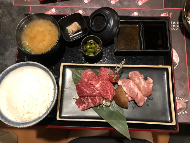 鹽燒牛肋骨拼豬肋條定食