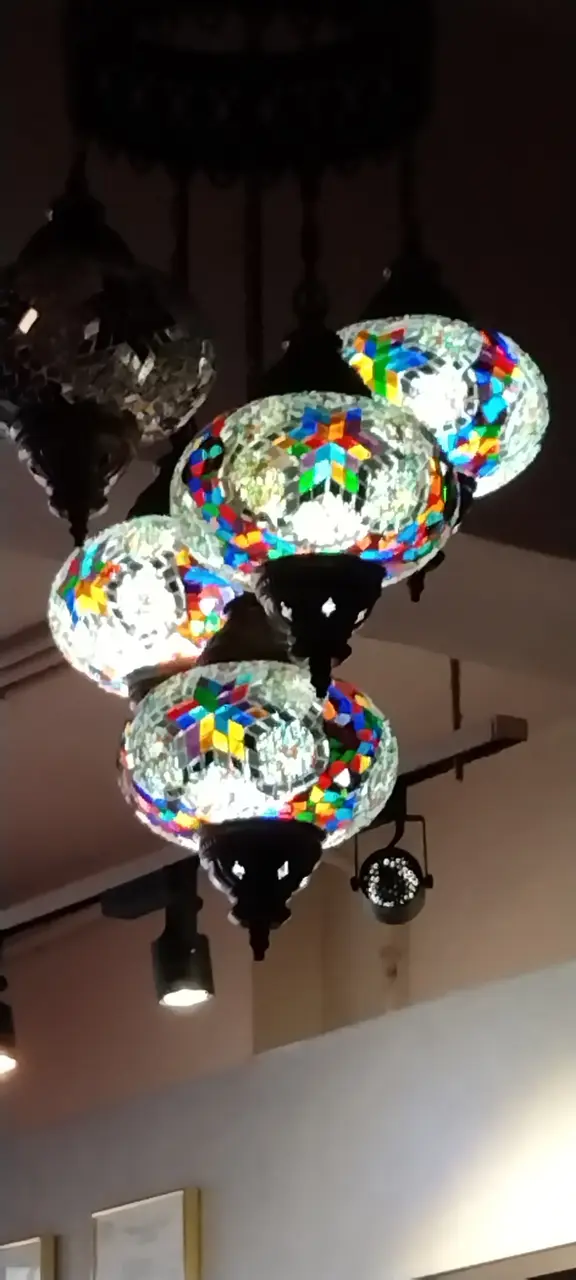 充滿土耳其風情的餐廳,美麗而獨特的土耳其燈飾和牆上的裝飾,土耳其國旗和書架上的奧斯曼歷史書,土耳其水煙等。
 想像一下你現在已經在土耳其旅行了。