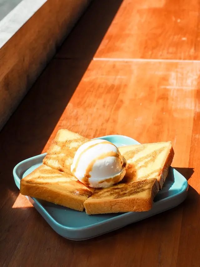 多士烤得好香脆 面頭搽咗啲蜜糖 更加香甜 雪糕可以揀椰子或者海鹽 今次就揀左椰子 味道幾清新 唔會過甜