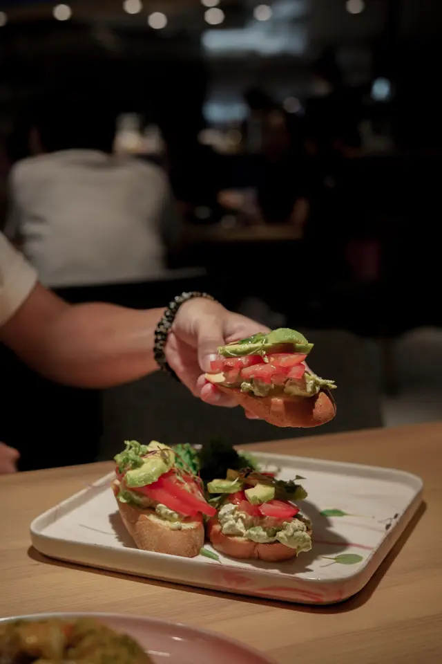 松露雞肉牛油果開面三文治