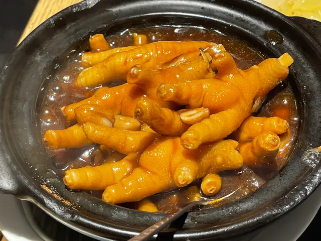 鮑汁扣花生鳳爪煲