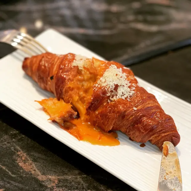 流心效果不錯，牛角包很酥脆