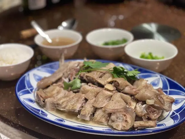 獅頭鵝和灣仔鹵八飯店的差不多,是贊美