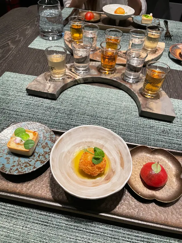 芝士南乳北寄貝、熱情果荔枝炸蝦球、玫瑰露漬聖女茄釀藍莓