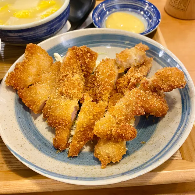 酥炸排骨滷肉飯