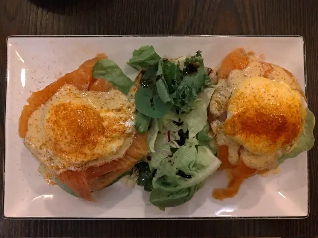 smoked salmon eggs benedict