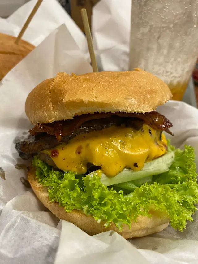 個牛堡咬落好juicy，雖然肉味唔濃，但滿滿嘅芝士同煙肉同免治牛肉好夾，好豐富嘅感覺，包都好鬆化。呢個價錢嚟講已經係超值