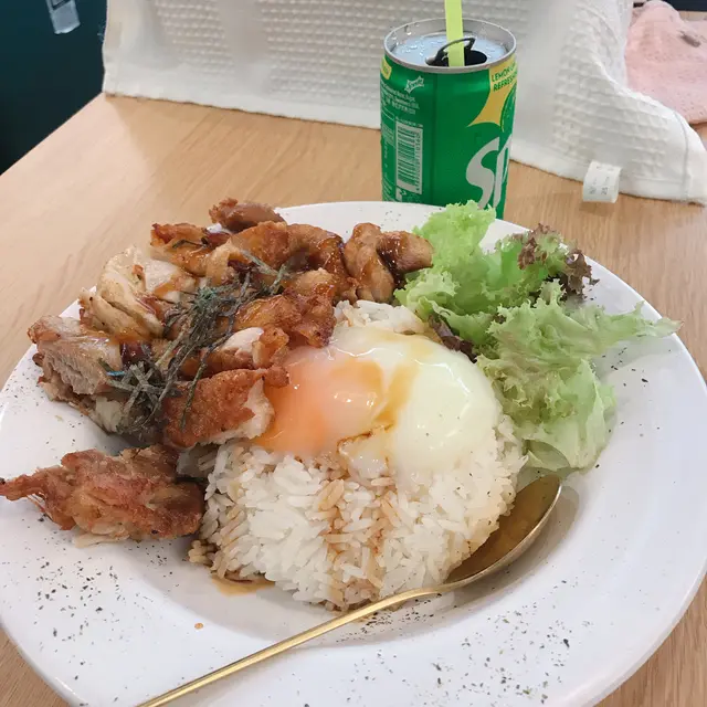 雞扒同溫泉蛋一流！但醬汁少一點，飯也  有點硬