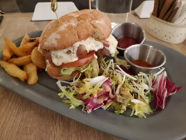 葡國腸松露芝士豬扒包伴薯角