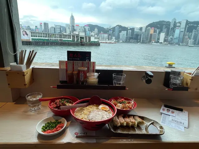 有一排坐位對著維港景色，很不錯