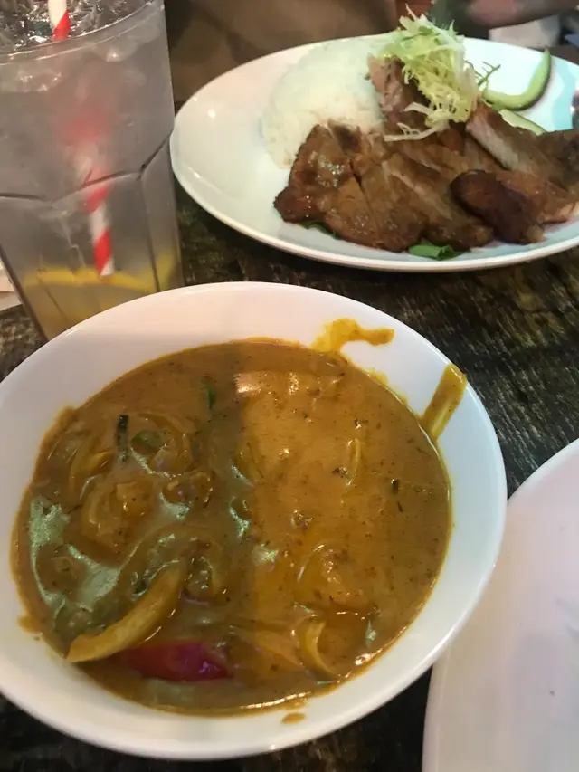 咖哩豬頸肉飯+炭燒香茅豬扒飯