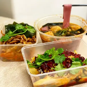 辣媽燙 麻辣湯底紫薯粉配豆卜加海帶