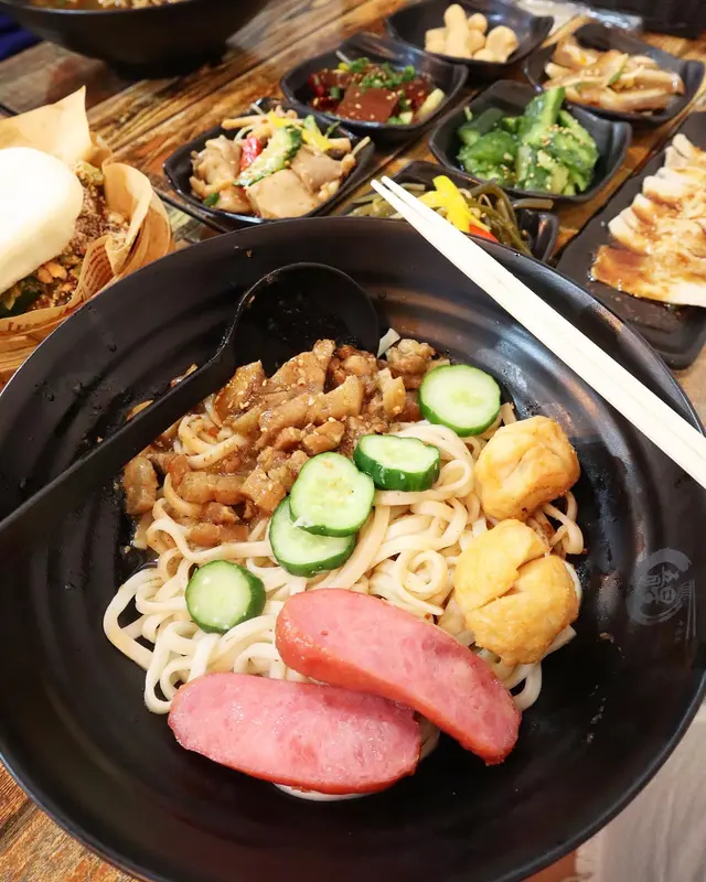 台灣腸花枝丸拌麵