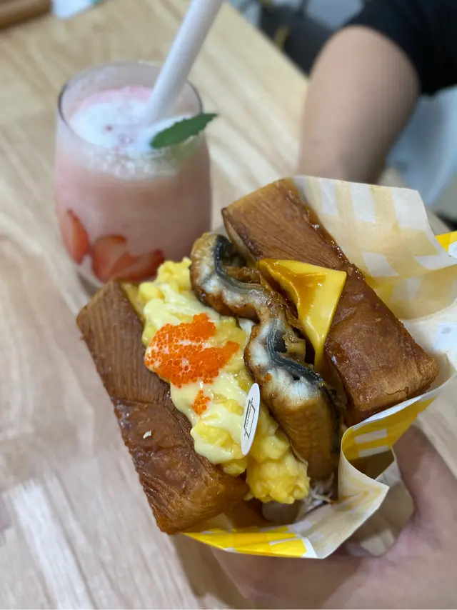 鰻魚滑蛋吐司