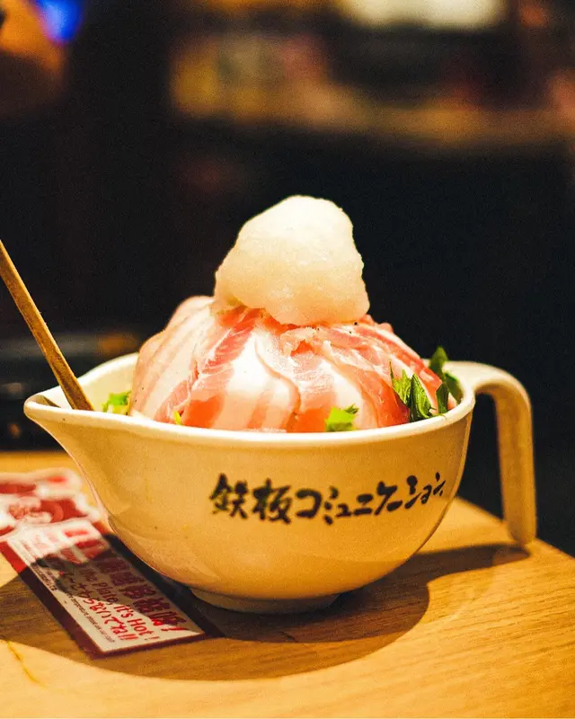 望住呢座山,靚係靚,但有啲無從入手⋯後來店員話要將上面白雪雪嘅蘿蔔蓉同其他食材煎好先,再倒返落去個碗度撈埋啲粉漿。結果就要先係粉漿度挑返啲食材拎去煎🤣好蠢嘅做法,應該將粉漿同食材分開上好啲,不過為咗座富士山,gimmick嘅野⋯雖然佢啲食材真係好豐富,有魷魚鬚、蝦、鱆魚、雞肉同豚肉,可惜食落略嫌冇乜菜,都係多啲菜食落冇咁濟☺️❣️