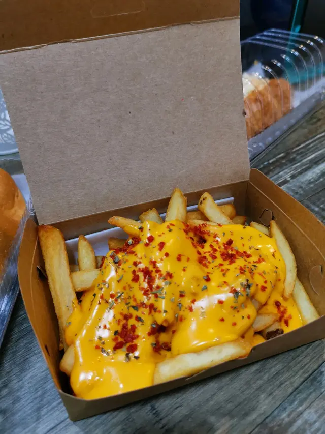 芝士煙肉粒薯條