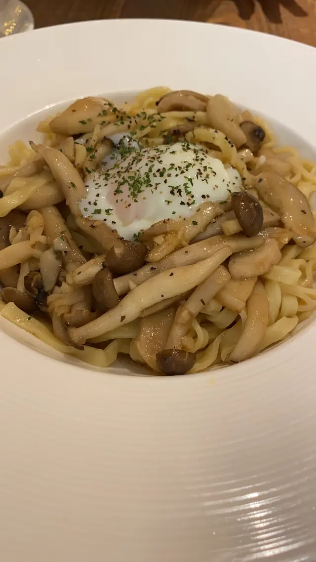 溫泉蛋松露油蘑菇意粉