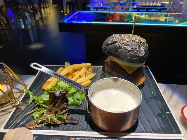 竹炭芝士牛肉漢堡配薯條