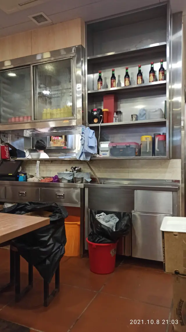 內地環境乾淨企理，播三十年前流行香港流行曲，獨欠電視機，幾好坐。