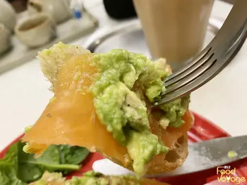 经典牛油果三文鱼配酸种面包