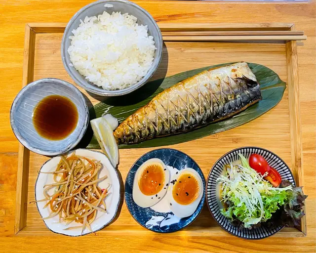 鹽燒鯖魚 。金平牛蒡 。溏心蛋