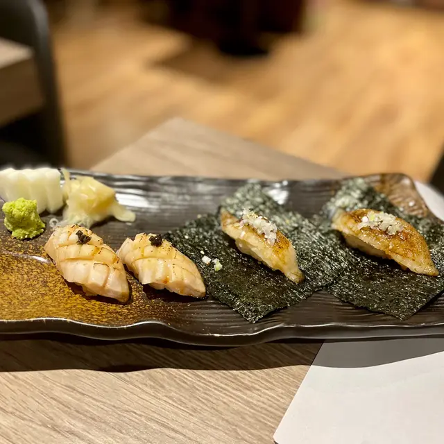 火灸左口魚邊壽司 、火灸銀鱈魚壽司