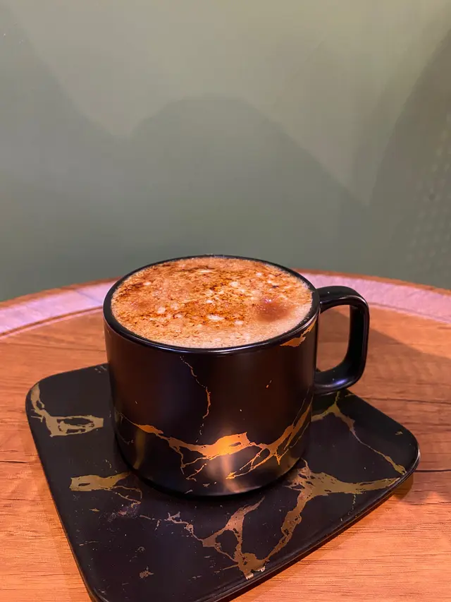 最推薦既特色咖啡～結合焦糖燉蛋同cappucino，用匙羹敲碎焦糖果下好療癒xd